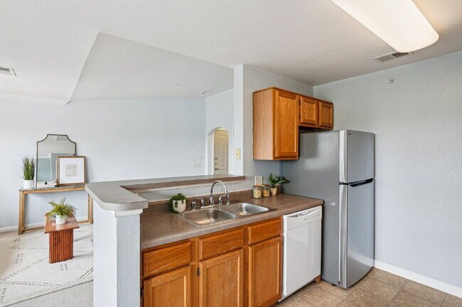 Building Photo - Gorgeous third floor - 1bd/1ba condo