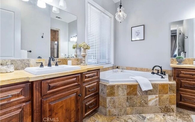 Building Photo - Custom Executive 4bd/3bath home on 2 acres...