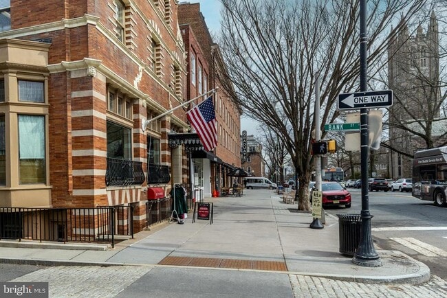 Building Photo - 24 Bank St