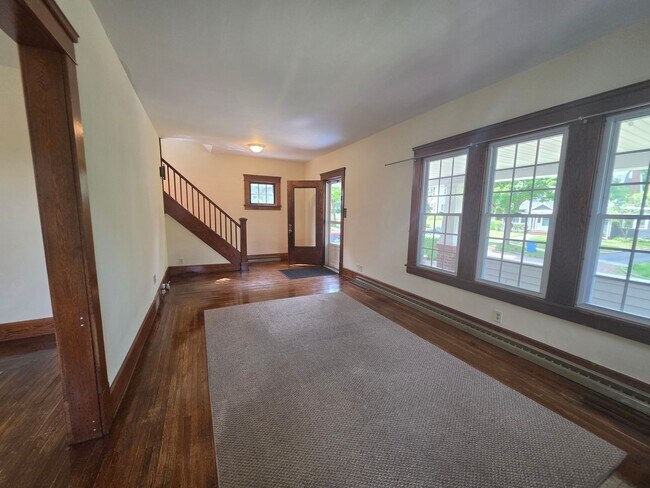 Building Photo - Kent Ohio 2 Bedroom 1.5 Bath 2 Bonus Rooms.