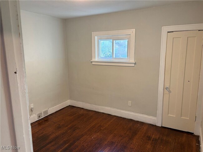 Building Photo - 922 Helmsdale Rd