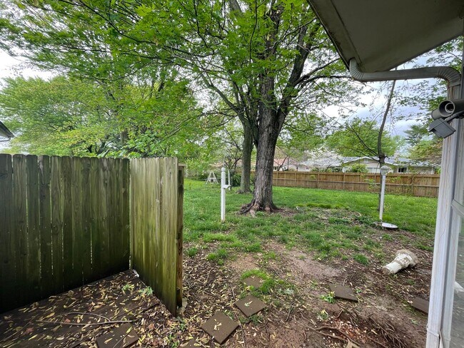 Building Photo - Beautiful 3 bedroom 1.5 bath waiting for you to call home .