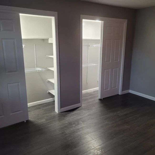 Building Photo - 991 Manor Ln