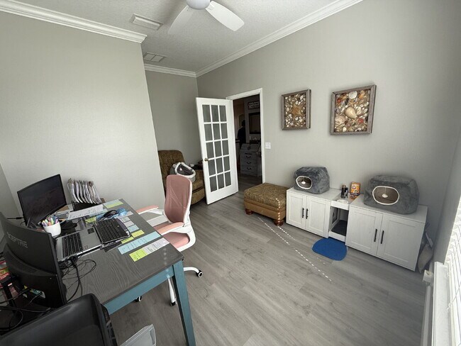 Building Photo - "Spacious 3-Bedroom Retreat with Bonus roo...