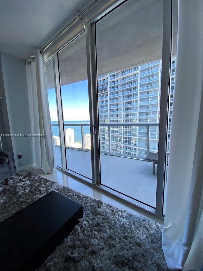 Building Photo - 475 Brickell Ave
