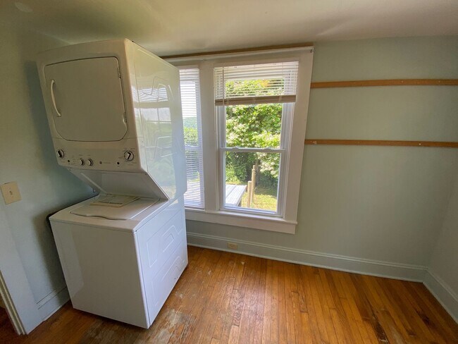 Building Photo - Woodfin - 1920's Cottage