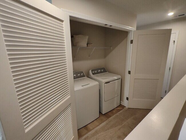 Building Photo - 104 Filly Ln