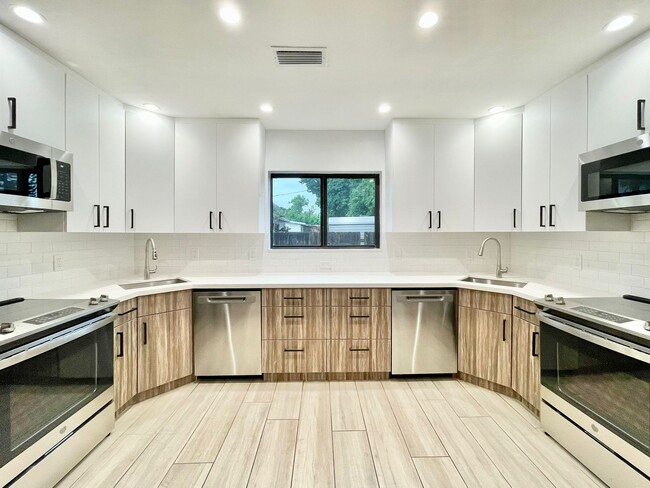 Building Photo - 4 Bedroom Plus In Laws Suite