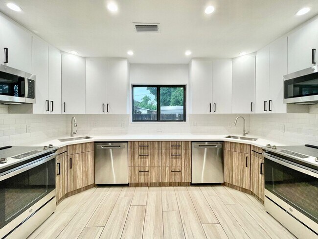 Building Photo - Beautifully remodeled 4 bedroom, 3 full ba...