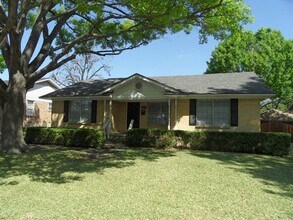 Building Photo - 10643 Lakemere Dr