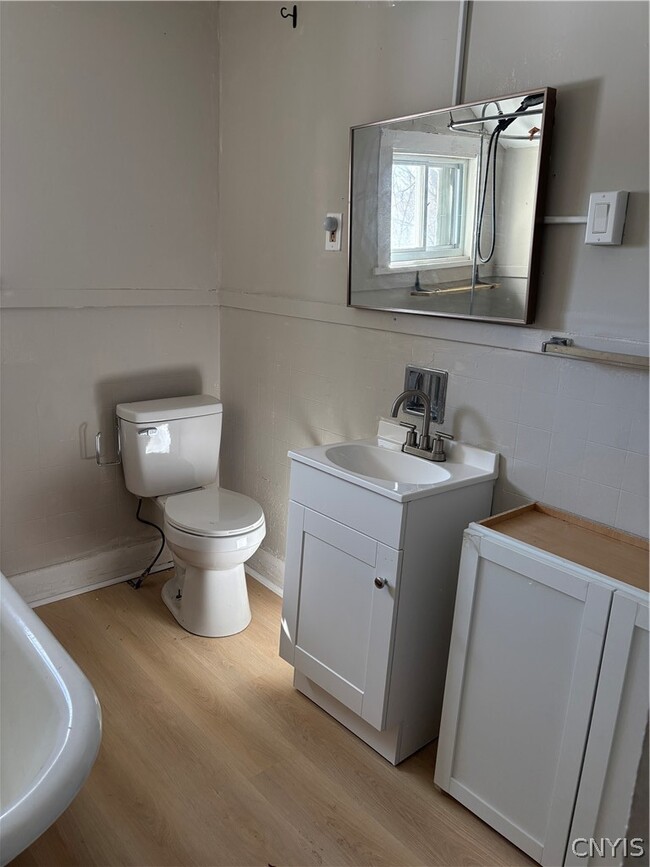 Building Photo - 108 Maple St