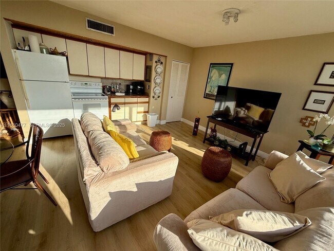 Building Photo - 900 Bay Dr