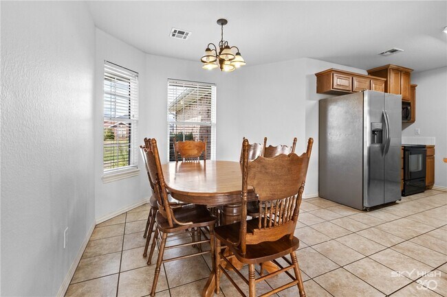 Building Photo - 1002 Applewood Cir