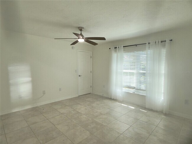 Building Photo - 4001 Oakhurst Dr