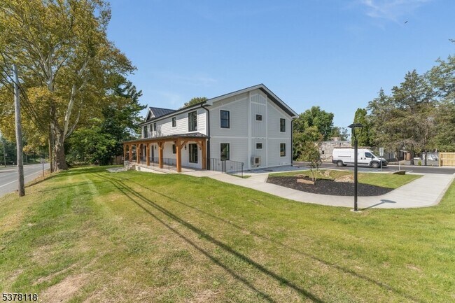 Building Photo - 535 St James Ave