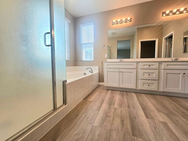 Building Photo - Gorgeous Spacious 3-Bedroom Home Now Avail...