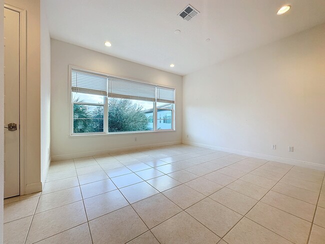 Building Photo - 10090 Sunnifa Aly