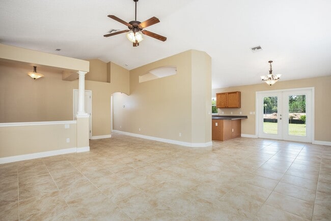 Building Photo - Leesburg 3/2 with Split Bedroom and Covered Back Patio