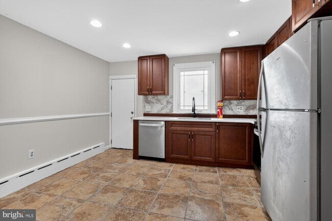 Building Photo - 2524 E Lehigh Ave