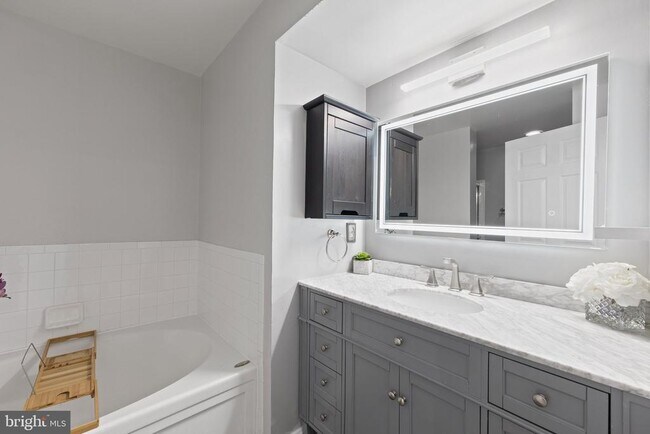 Building Photo - 15605 Everglade Ln