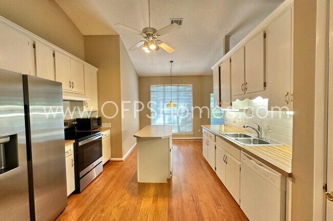 Building Photo - 4534 Parkwood Ln E
