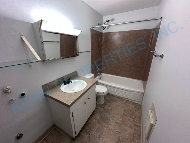 Building Photo - FREE RENT! Charming 2-Bedroom Duplex Retreat on SE Steele St, Portland – Cozy Comfort Awaits!