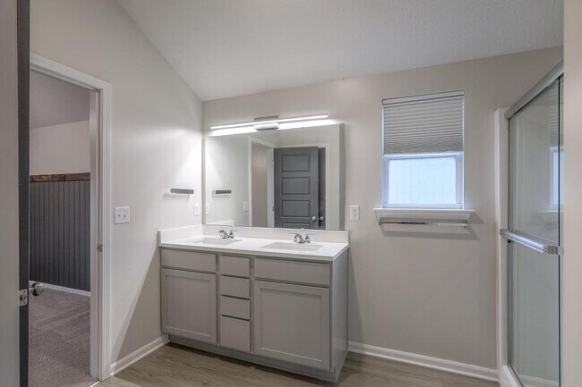 Building Photo - 8004 SE 6th St