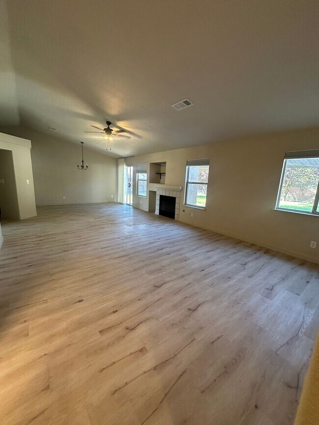 Building Photo - Remodeled 3 bedroom 2 bathroom home locate...