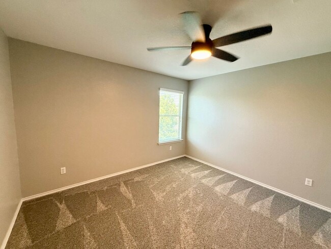 Building Photo - 5 Bedroom Home