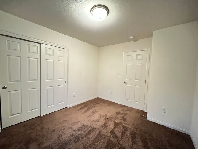 Building Photo - Desirable 4 Bedroom 2.5. Bathroom home in ...