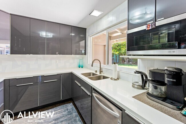 Building Photo - Exquisite 4 Bed 2.5 Bath Home in Orange!
