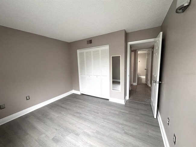 Building Photo - 5225 Vineland Rd