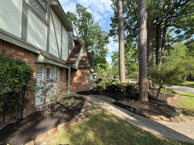 Building Photo - 1931 Pine River Dr
