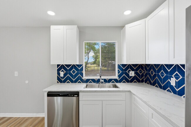 Building Photo - 2505 Lourdes Dr W