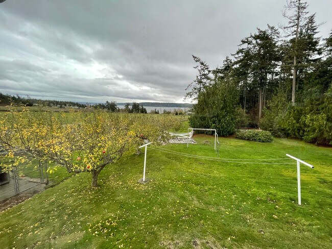 Building Photo - Lovely Home with wonderful Views and a Mas...