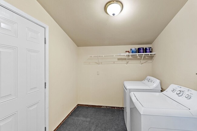 Building Photo - 4-Bed, 2-Bath Home with Fenced Yard in Win...