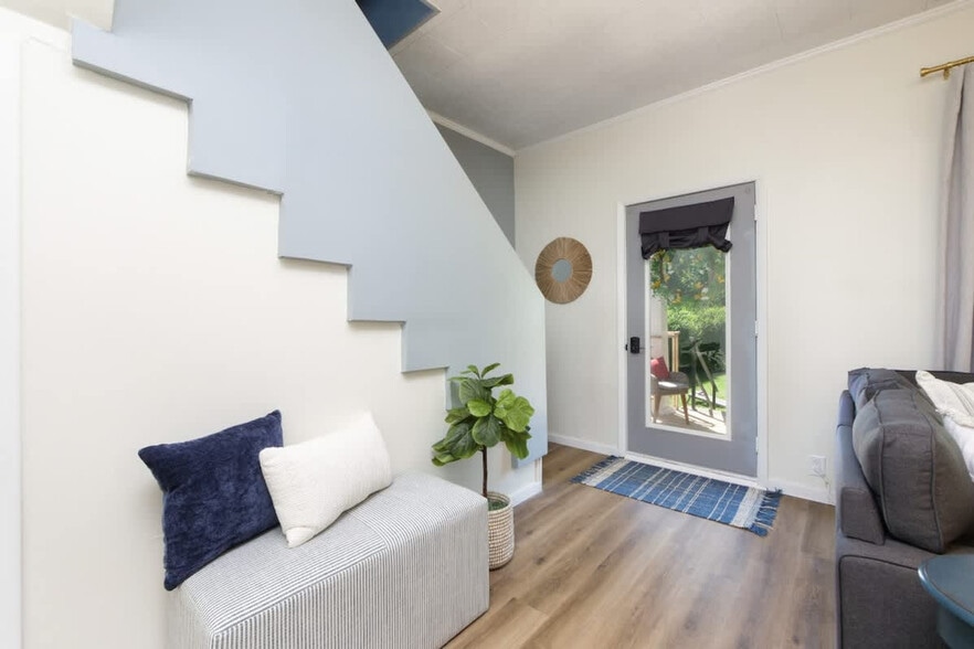 Building Photo - 729 E State St