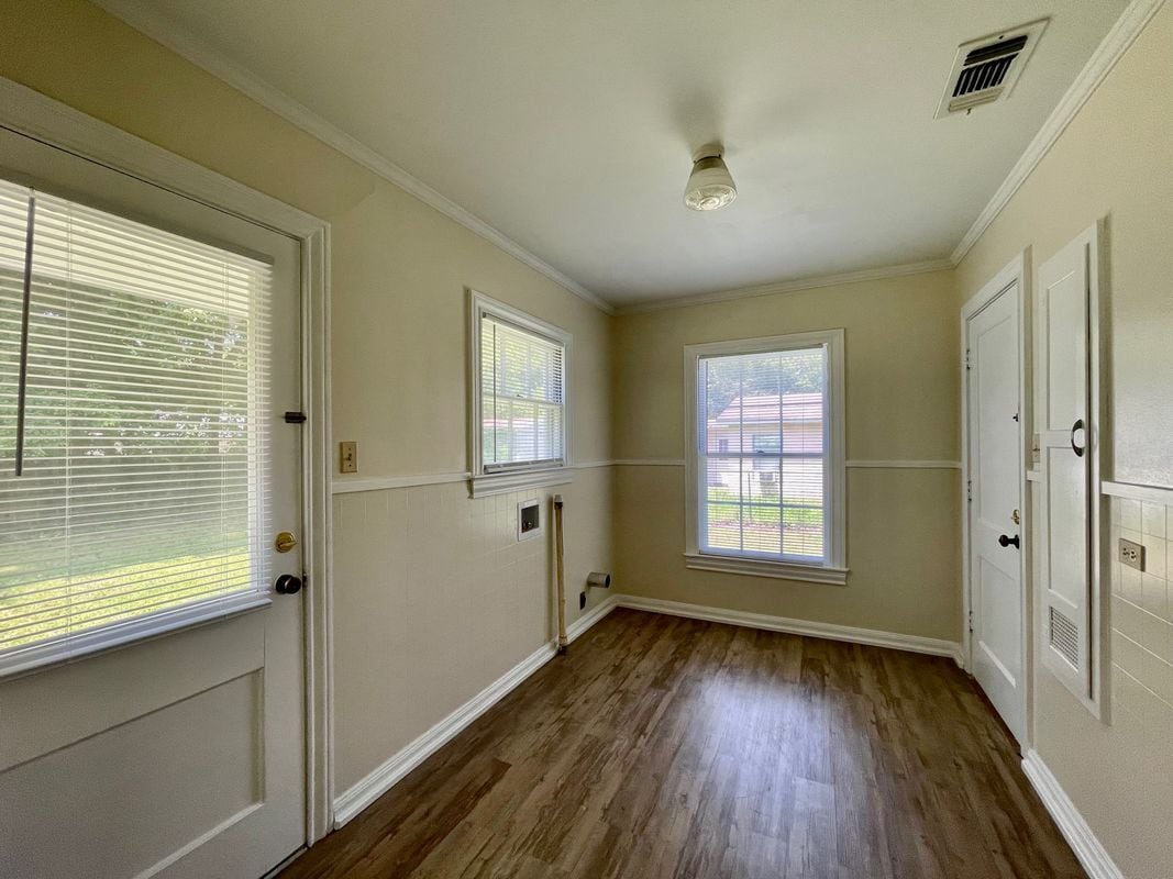 Building Photo - 705 Runnels Ave