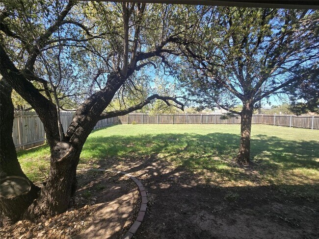 Building Photo - 800 Woodview Dr