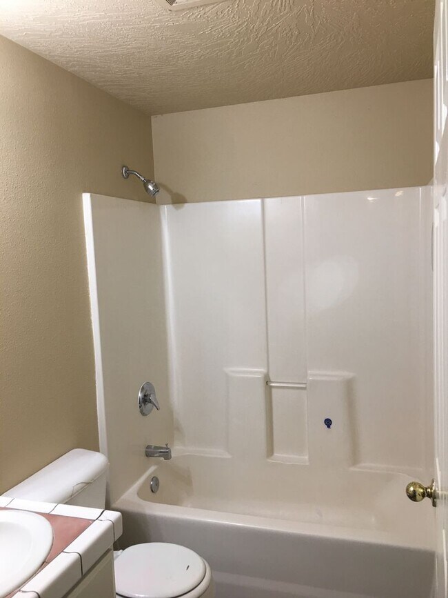 Building Photo - Updated Duplex -3 Bedroom 1.5 Bath - 4886 ...