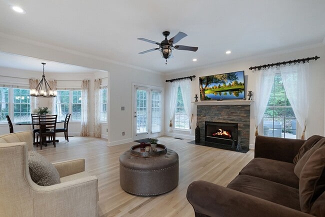 Building Photo - Stunning 5BR Executive Style Home in Brentwood