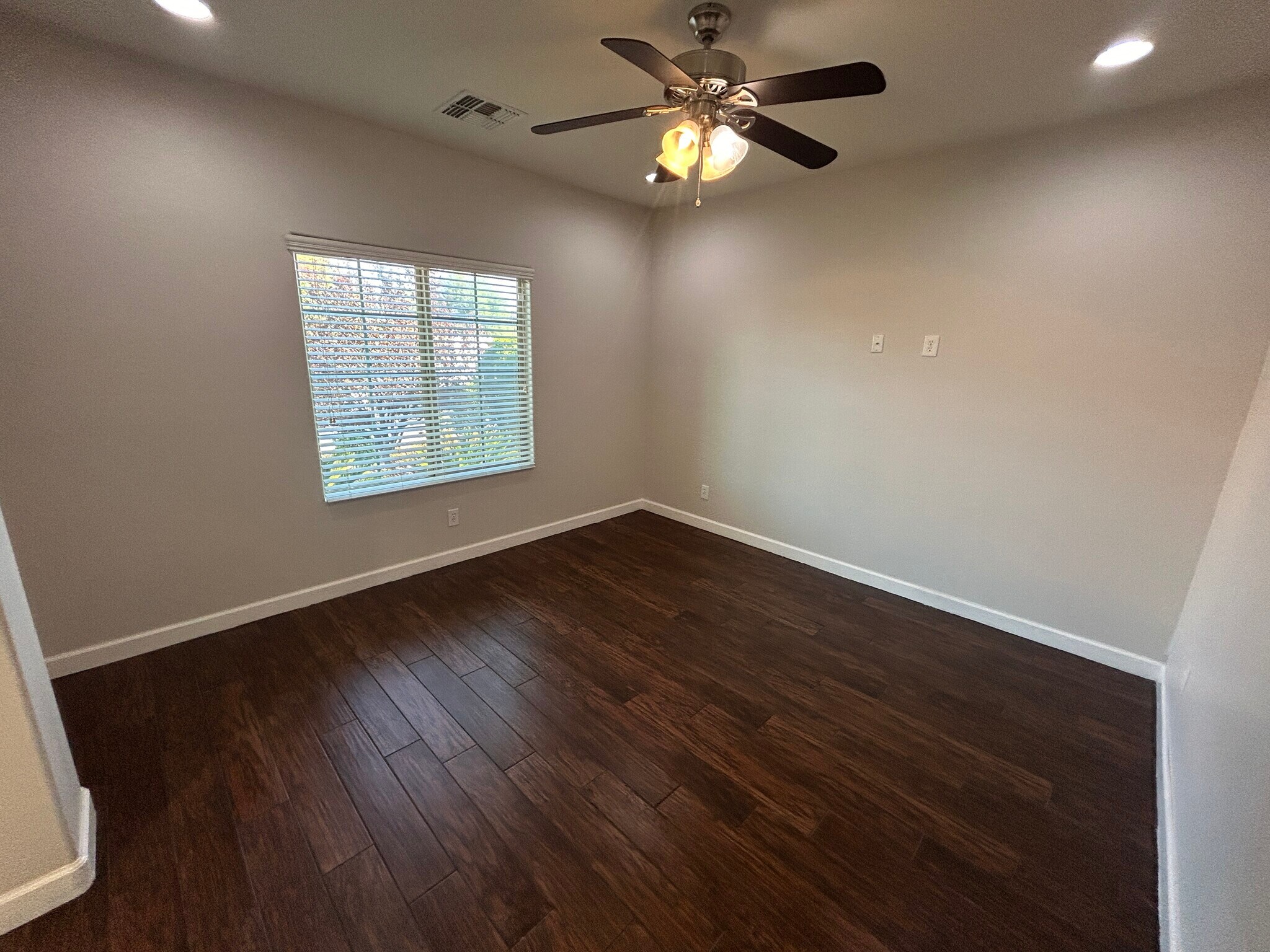 Building Photo - 10765 W Avenida del Rey