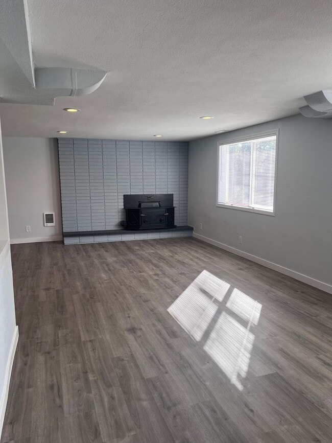 Building Photo - 5622 35th Ave E