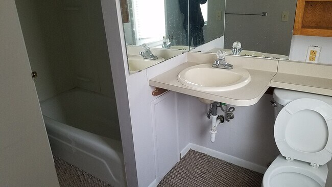 Building Photo - 595 Rock Beach Rd | Apt 4 | 1 BD/1 BA | Ir...