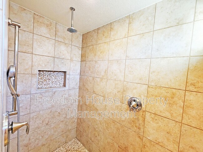 Building Photo - 4920 Honey Locust Dr