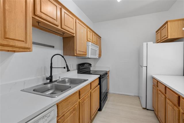 Building Photo - 989 Lake Dr