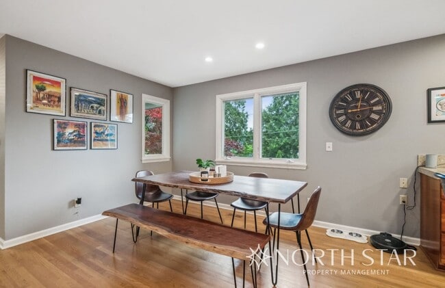 Building Photo - Stylish Mid-Century Modern with Stunning L...