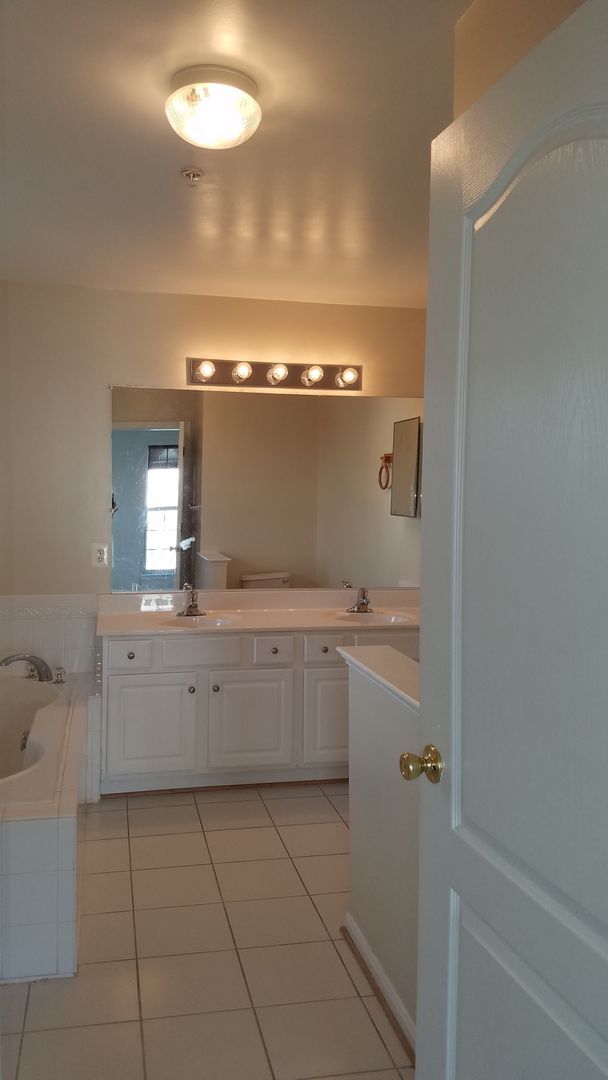Building Photo - 3 Level *END UNIT* townhouse in Frederick ...