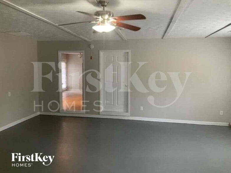 Building Photo - 2215 Rock Springs Rd