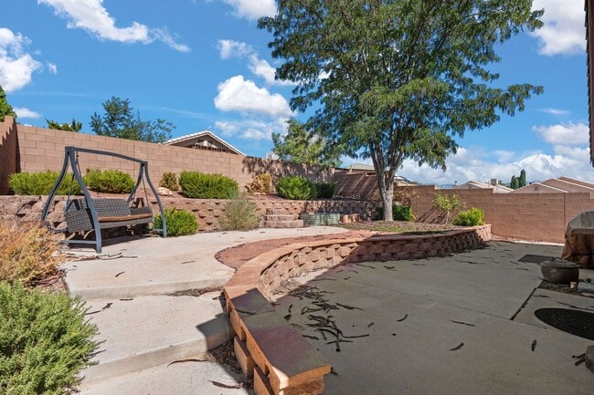 Building Photo - Beautiful 3 Bedroom Home